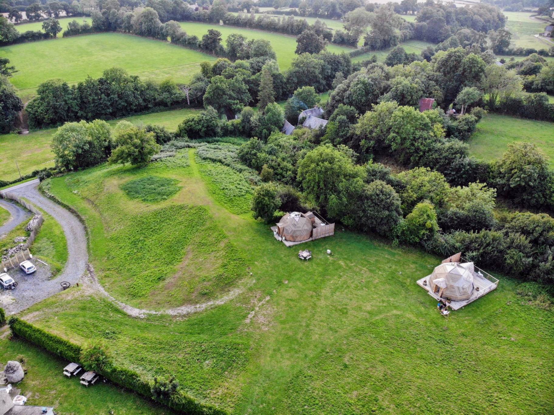 Vue aérienne des deux dômes dans la campagne normande