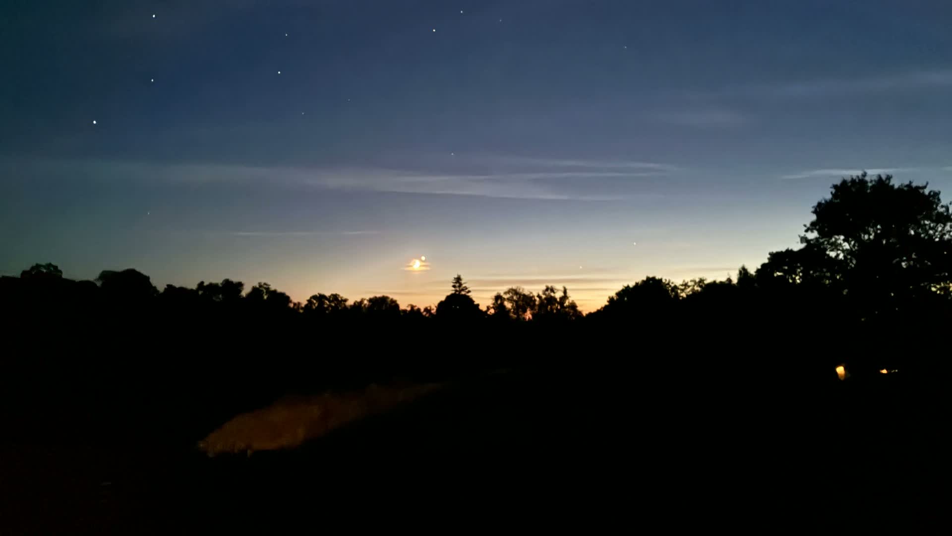 Ciel étoilé au crépuscule au-dessus de la ferme