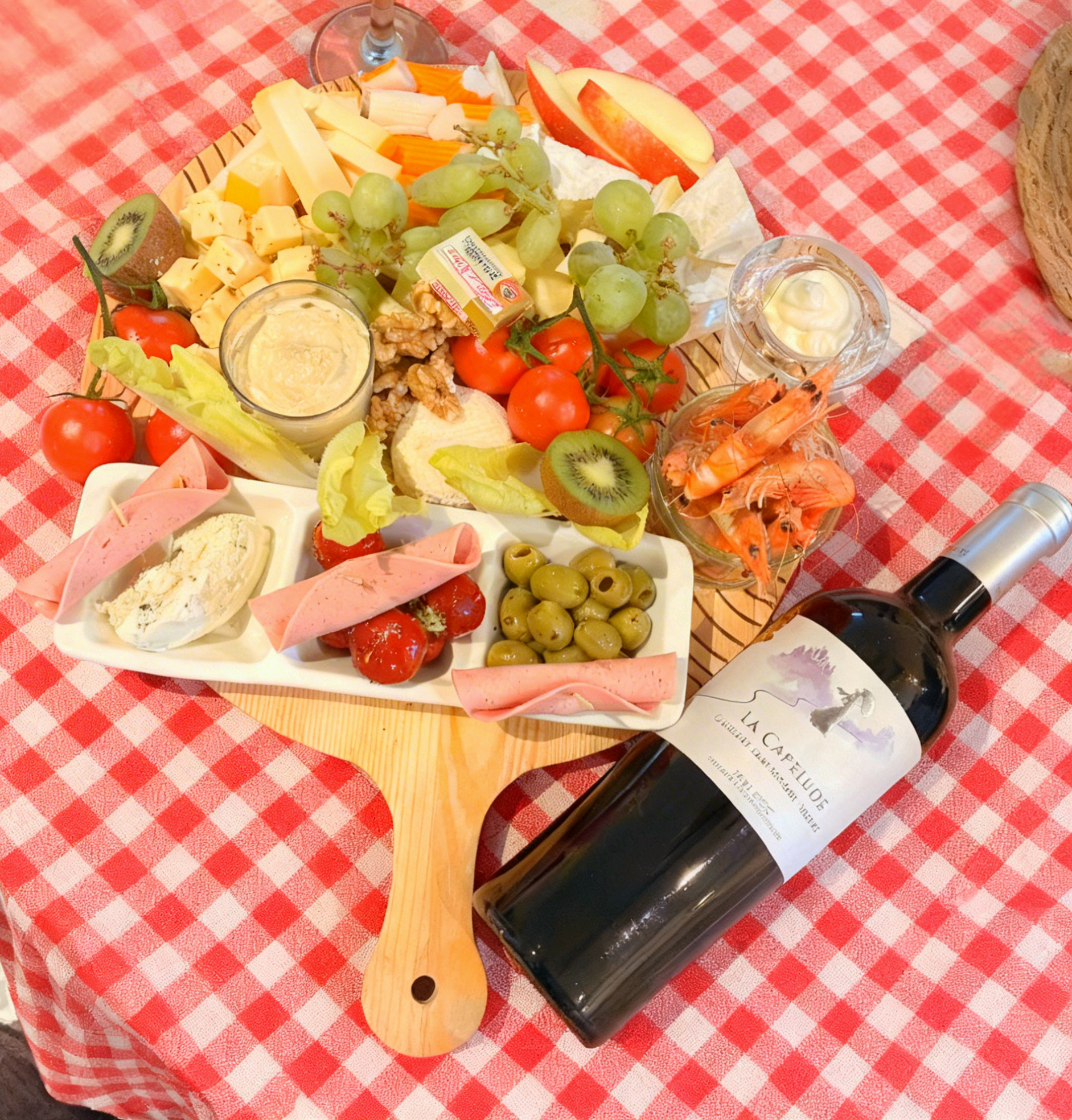 Planche apéritive de produits locaux servie au dôme